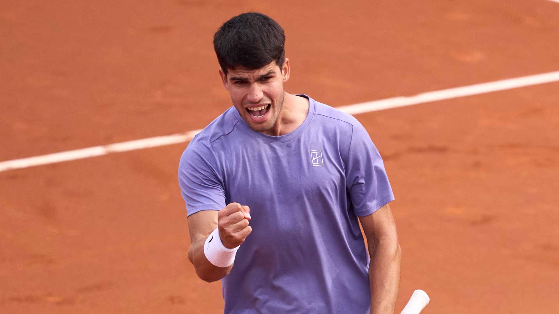 包含西班牙网球队横扫世界网球队，阿尔卡拉斯统治全场的词条