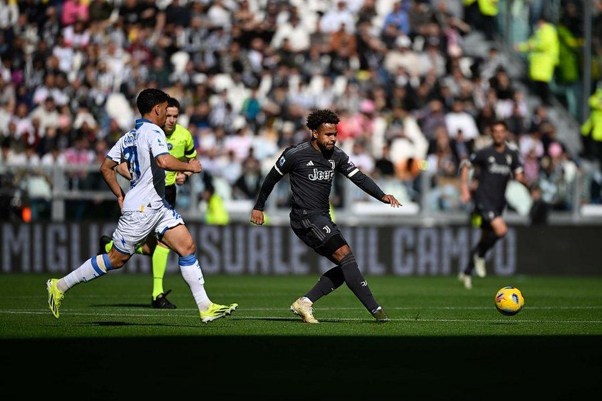 尤文图斯惨败出局，遭遇惨痛失败的简单介绍