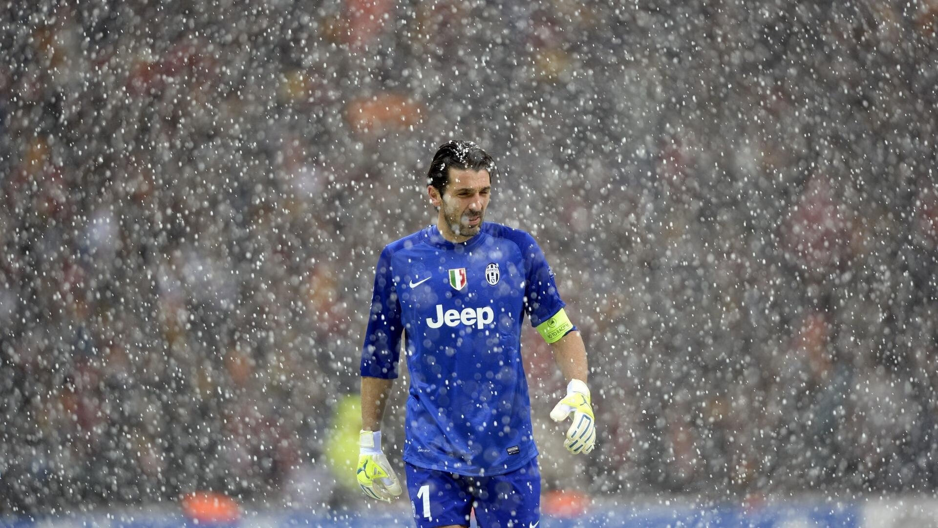 维尼修斯防守端锁死对手,曼联单节拉开巴黎—攻防一体的现代足球启示录